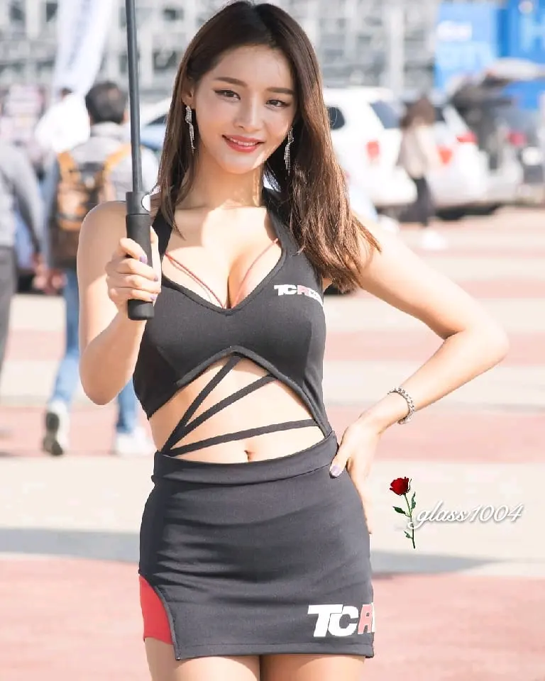 短发|短发气质车模，这小短裙属实养眼