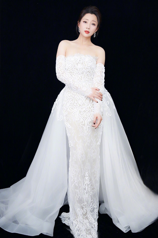 娱乐圈|她是娱乐圈真正的女富豪，多辆豪车轮流开，如今40岁美成男人的梦想！