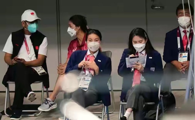 郭晶晶|郭晶晶重返领奖台身份大变！穿正装飒气抢双金得主风头，合影超甜