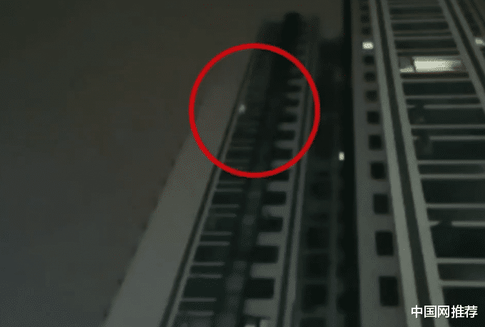 中国网推荐 居民高空抛屎一个月，楼下商铺怒了：已报警3次