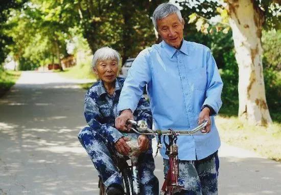 旺旺屋 老奶奶到银行转账300万 ，工作人员立即报警，却被老人身份吓一跳……