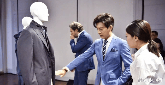 靳东|一流明星阵容参加大会全变“央视脸”！靳东穿棉服太胖，脸崩了