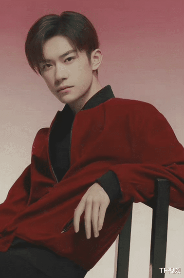 易烊千玺|易烊千玺发新年祝福视频，粉丝称就算是广告自己也非常开心