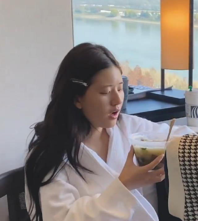 赵露思|赵露思“起床照”被传！看清她的真实素颜后，确定是22岁吗