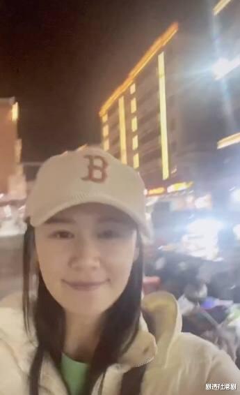 黄翠如|TVB女星黄翠如坐高铁回汕尾老家，开心探望102岁婆婆，两人玩自拍