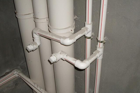 改造水路时,要注意管道的走向和铺贴,每一个细节都不能忽视