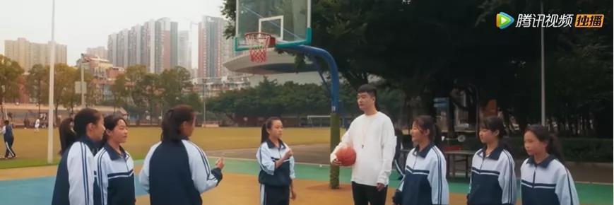 王菊|她曾被嘲又黑又胖，如今终于翻红：自信的女生就很性感！