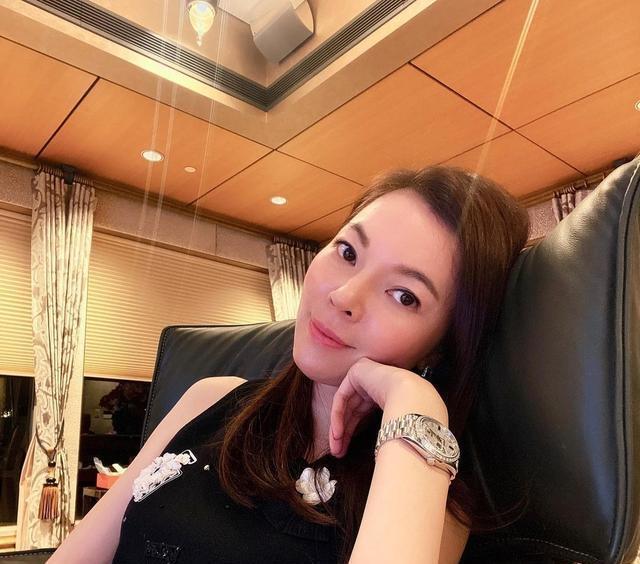 曾馨莹|林志玲和刘嘉玲都搞不定，不漂亮的她凭什么拿下大24岁的台湾首富