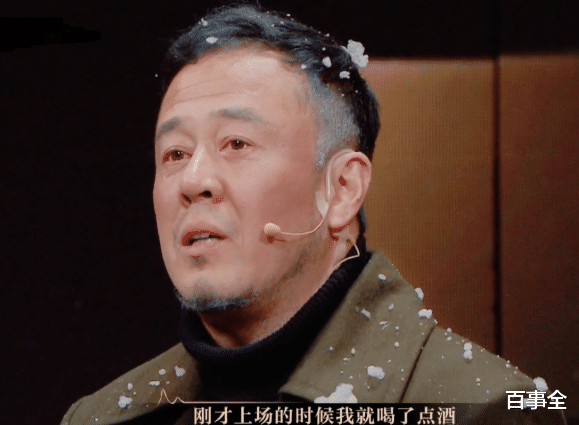 杨坤|杨坤开豪车深夜聚会，耍酒疯拽着美女不让走，网友：酒后看人品