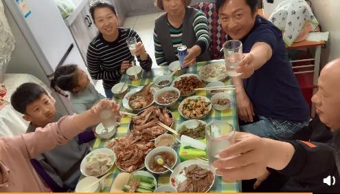 59歲馬景濤回遼寧祭祖，一傢八口其樂融融聚餐，與故鄉情難割舍-圖2
