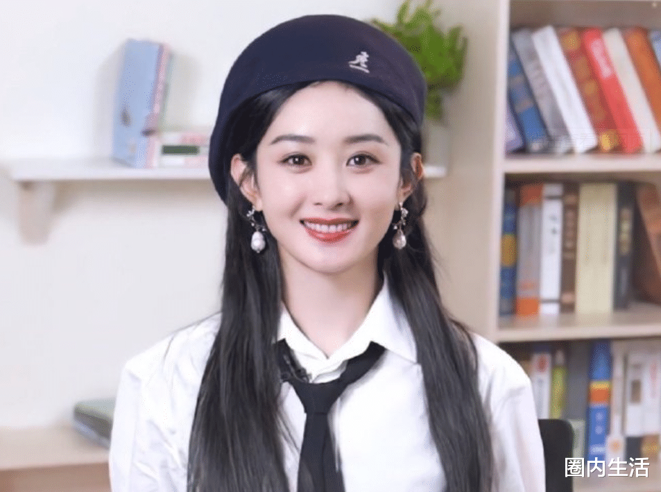 赵丽颖|赵丽颖最近在刻意营造少女路线，她已经把自己身边的造型师换了