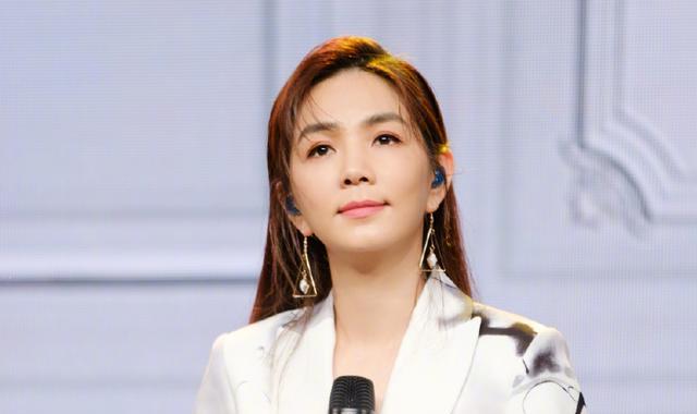 ella|陈嘉桦：假小子嫁“软饭男”，直播生娃引争议，产后患3年尿失禁