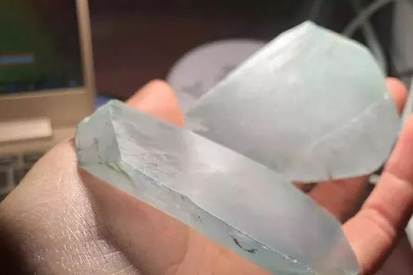 文玩|10年前收购的翡翠原石，一刀切开极品玻璃种！