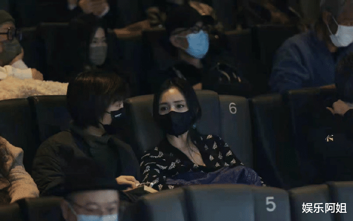 成东镒|杨幂化身观众现身影院！包裹严实仍遮挡不住美貌，水灵眼睛太动人