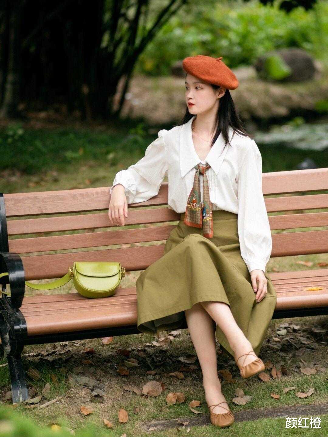 颜红橙|早秋怎么穿出高级感？卫衣搭配牛仔半身裙简约利落，洒脱又舒适