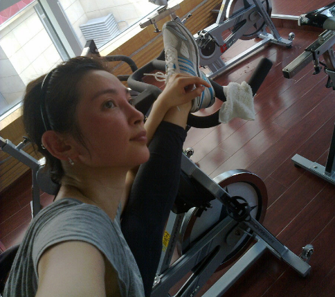 李冰冰|48岁李冰冰穿抹胸裙秀身材！手臂肌肉线条惊艳，筷子盘发一脸霸气