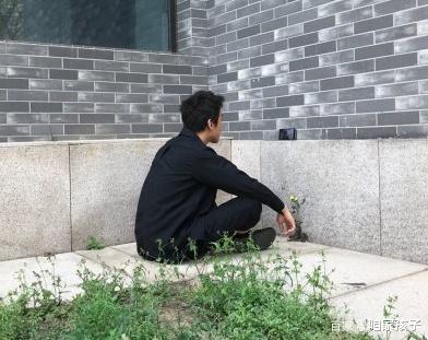 咱家孩子|孩子深夜关门查分,妈妈门外苦苦等待五个多小时,窗外墙根蹲的是谁?