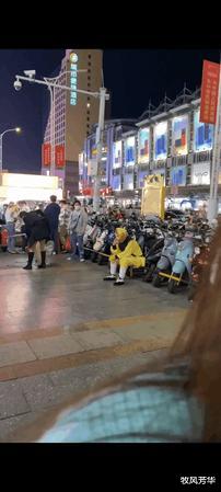 男子装扮成悟空，满腹心事坐在广场边抽烟，网友：都是为了碎银几两