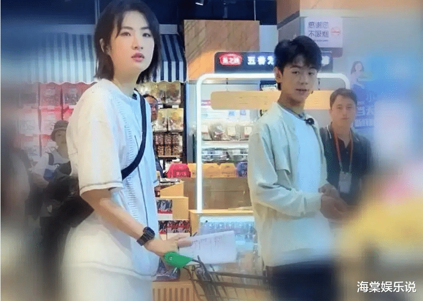 中餐厅|华为千金在《中餐厅》与丁真同框，穿白T身材圆润，比丁真还壮实