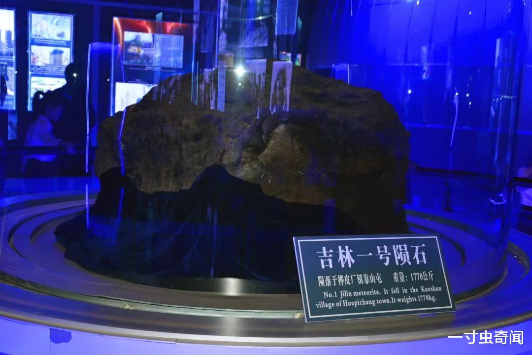 谁在暗中保护地球?2013年俄罗斯巨型陨石落地前,被神秘物体击穿
