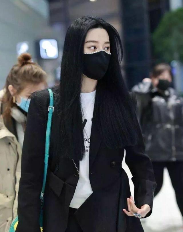 西装|范冰冰的海藻发量真惊人，穿西装抹红唇，气质太出众