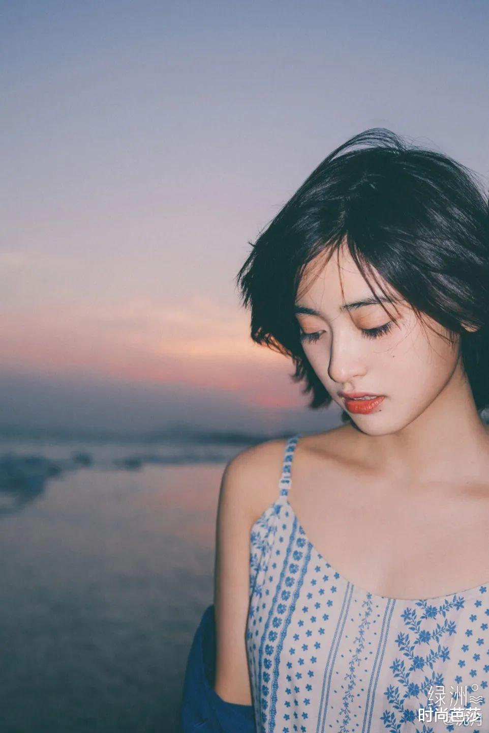 腮红|一个回眸就炸上了热搜，她凭什么？