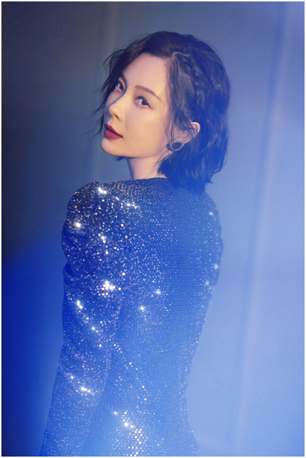 高丽虹|洪金宝夫妇走红毯，高丽虹穿“黄金亮片裙”真贵气，太给老公长脸