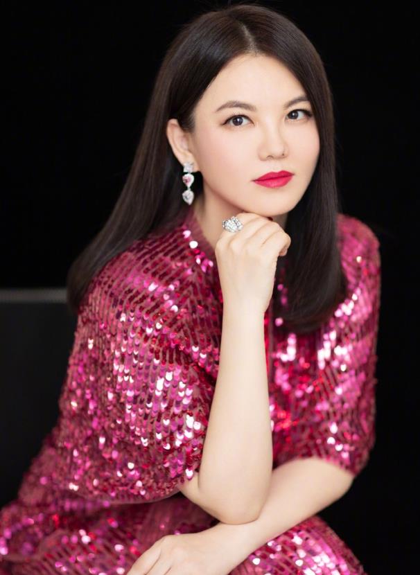 李湘|李湘终于减肥成功！粉嫩模样如少女，看完开始期待王诗龄长大