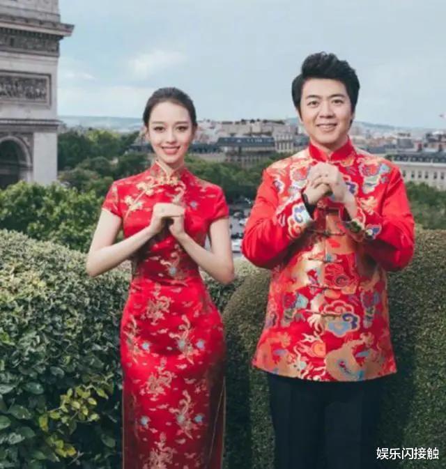 倪妮|郎朗携妻出席私人聚会，混血妻子一袭蓝色旗袍装，美艳动人又娇俏 ！