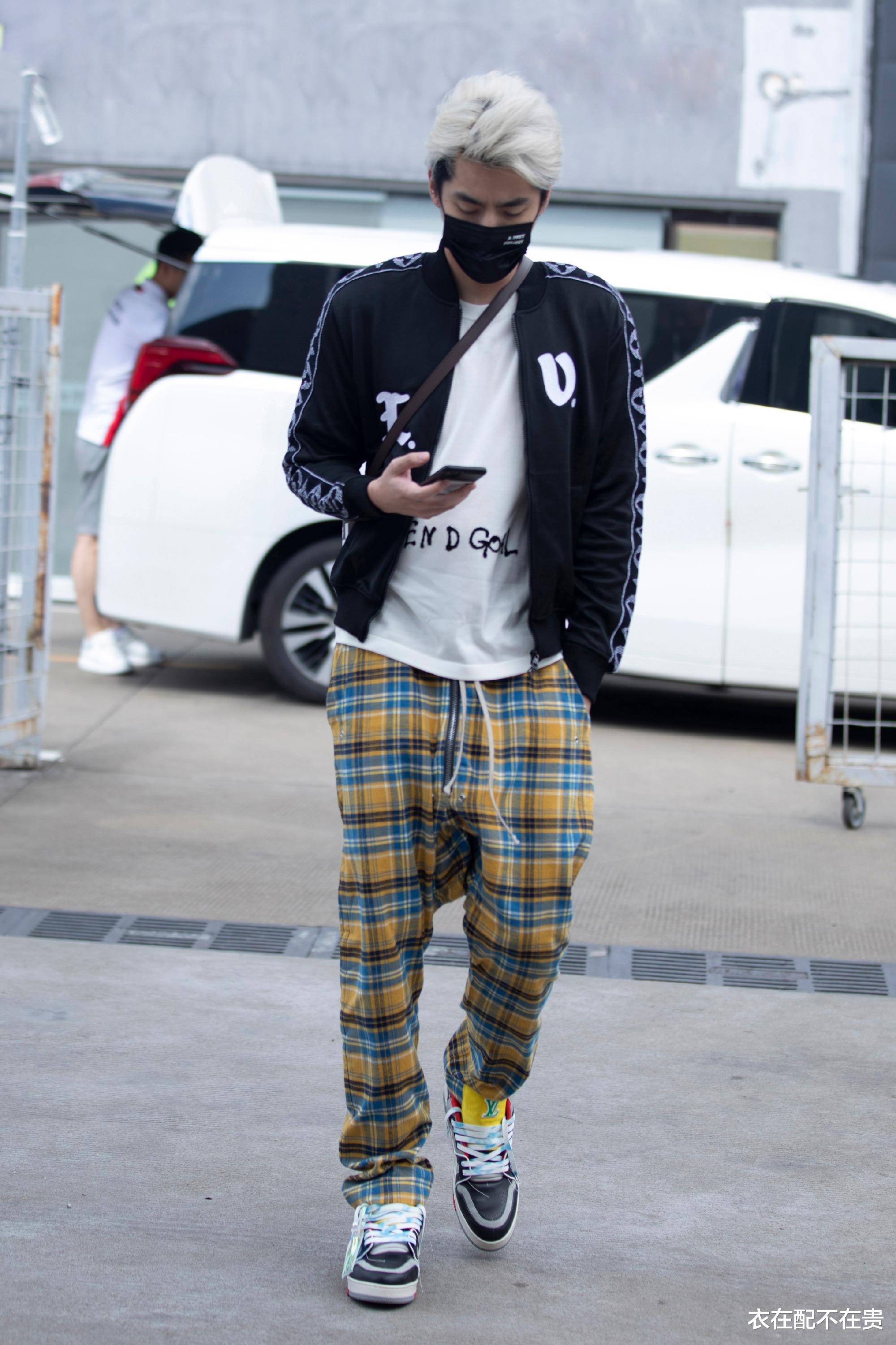衣在配不在贵|吴亦凡审美略土味，把格纹裤穿出“睡裤”感，脸色憔悴看着不清爽