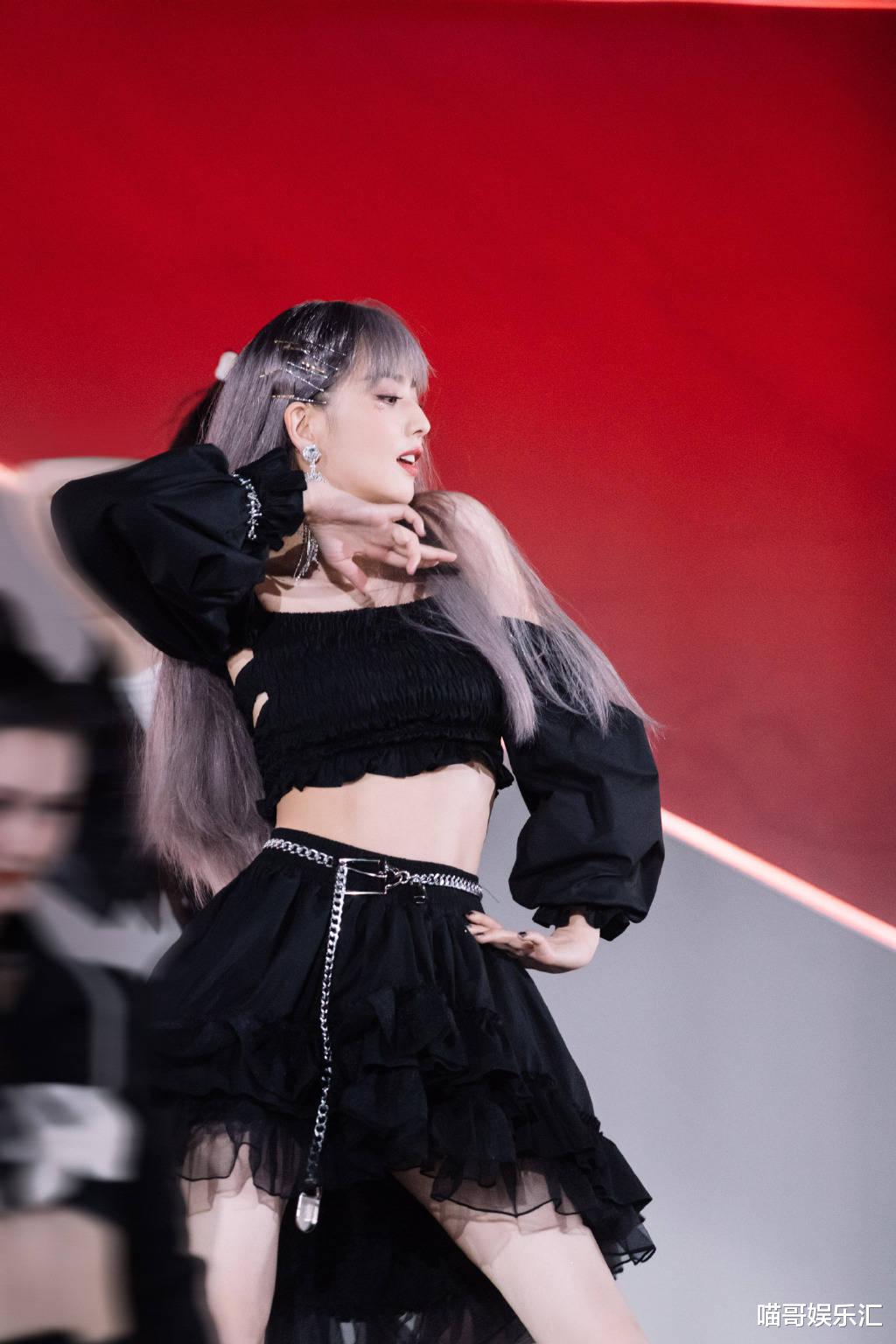 爆裂舞台|佟丽娅新造型大胆前卫，这是要抢女团的饭碗啊