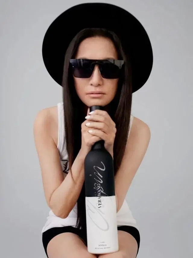 晓说时尚儿|72岁婚纱女王背影美上热搜，穿吊带裙身材曼妙，搂小鲜肉笑容甜蜜