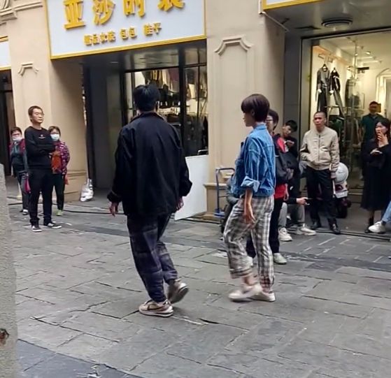 蓝盈莹|海南文昌：蓝盈莹走在大街上，路人拍摄被怒指，“要我就指回去”