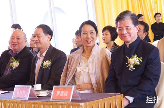 坐拥1万多亩地皮和1百多亿现金,妻子是港姐冠军,他是隐形富豪