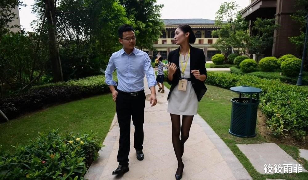 筱筱雨菲 为什么有些人不愿买墓地，而是花几十万买小区放骨灰盒？你怎么看