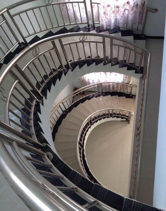 晒晒150万盖的农村别墅，全村第一豪华，旋转楼梯很多人没见过