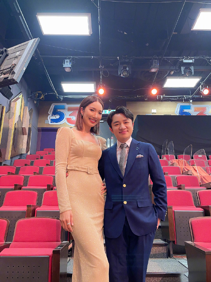 李亚男|李亚男晒大女儿美照，赞gabby是专业模特儿，拍照摆姿势超多细节