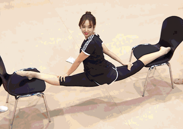 程潇|程潇再现“铁刘海”，对镜下腰头发纹丝不动，画面绝美如真人芭比