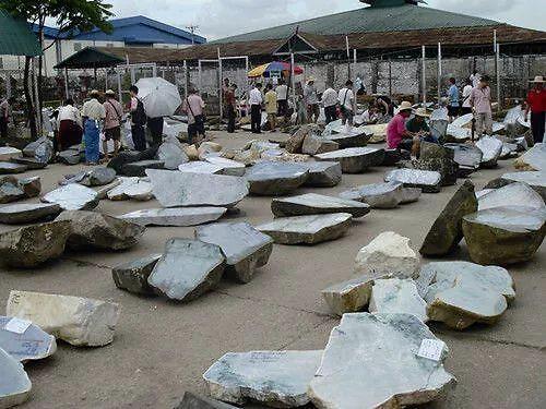 翡翠|翡翠赌王档案：传奇马崇仁，以3180万切涨4个亿！