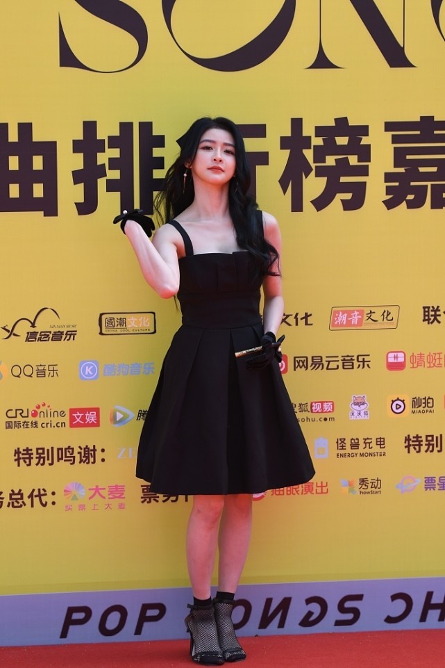 BiuFashion|27岁的蔡卓宜穿黑裙挺妩媚，看不出是离过婚的人，王大陆眼光挺好