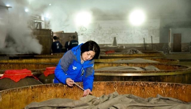 为娃学画丫|曾火遍全网的国民好酒，一年卖了20亿的江小白，如今为何被吐槽？