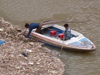 金凤说趣闻|男子河里捞出一具大肚子女尸,夜里传来婴儿哭声,检查后瘫地上