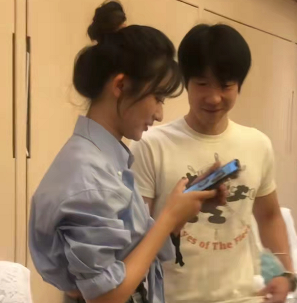 孙兴|《扫黑风暴》剧组庆功宴，孙兴徐英子亲密合照很和谐，大江也在场