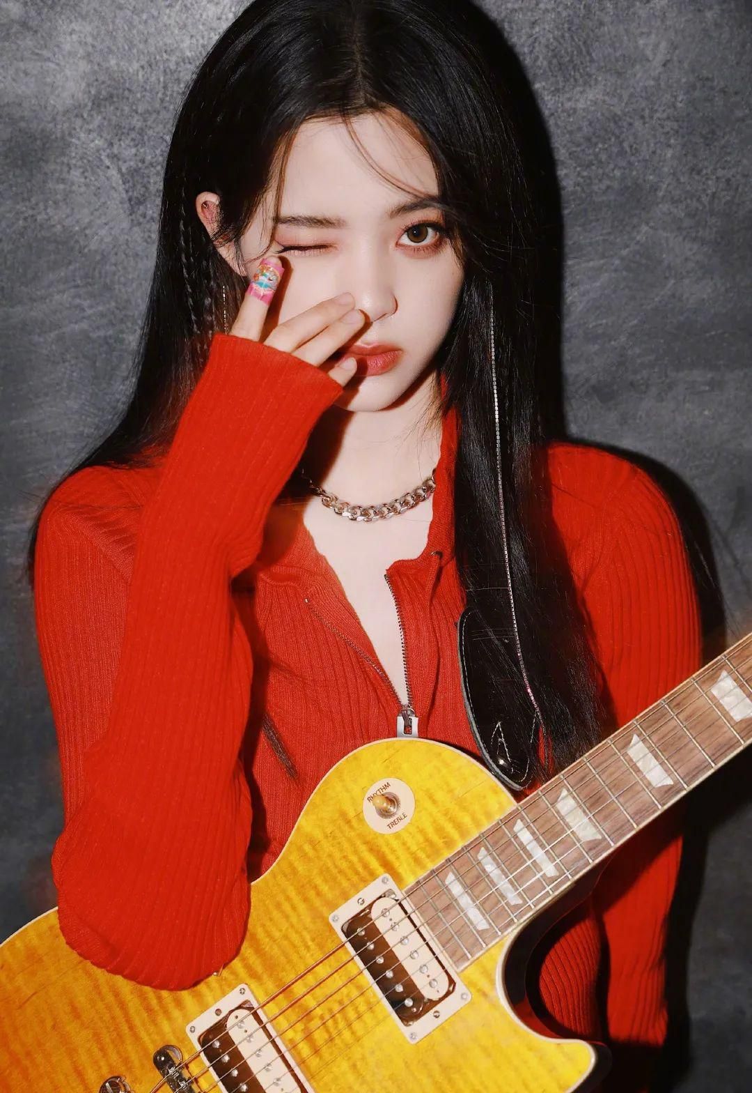 时尚圈的奇葩大喵 娜比掌握什么氛围感密码？凭富家千金风登颜值巅峰，官方教程来了