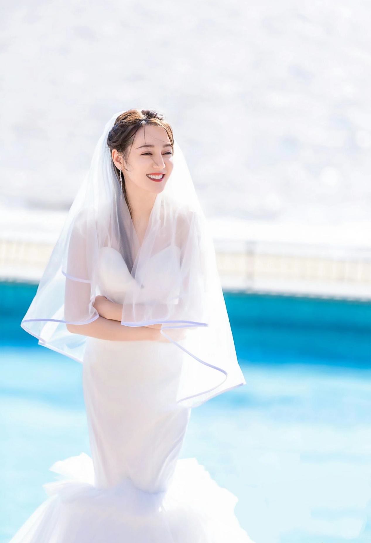 美颜|女星穿婚纱能有多美？迪丽热巴性感高级，毛晓彤美成复古画报女郎