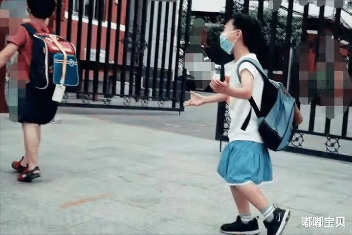 嘟嘟宝贝|父母包容8岁男孩穿裙子，到底是爱还是害？爸爸的回应值得深思