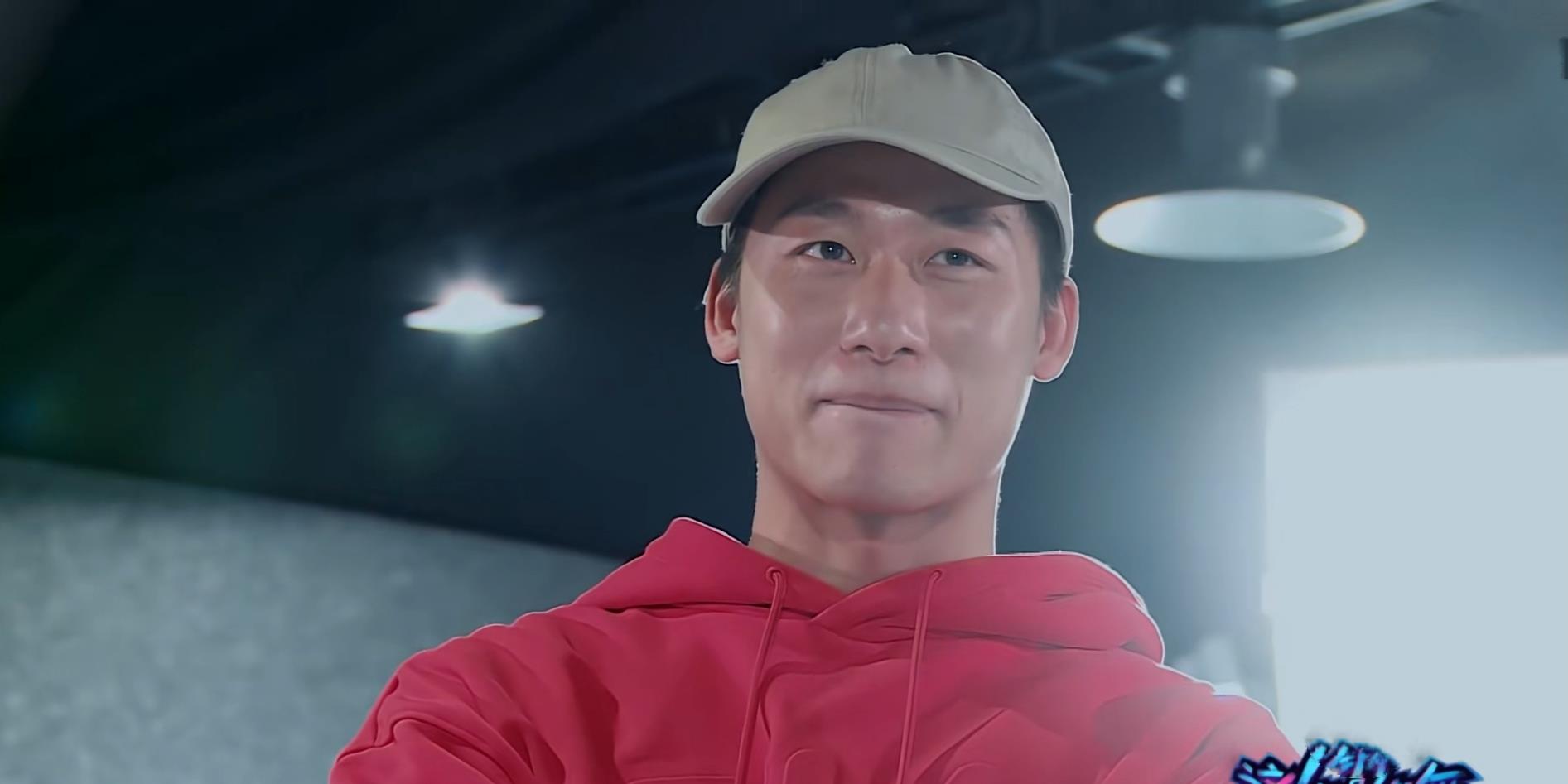 王一博|《街舞4》54组舞者表演，队长担任裁判，王一博的谦虚提升好感