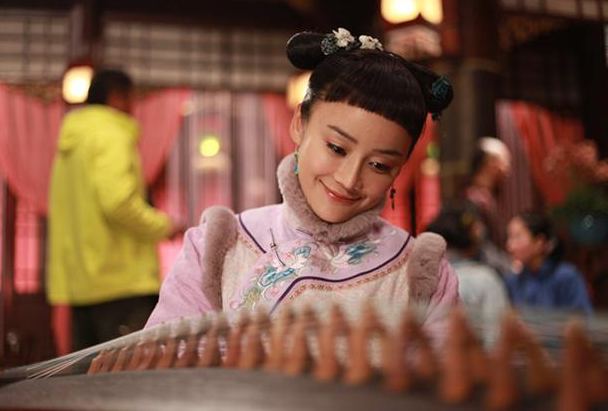 袁姗姗|袁姗姗疑似恋情曝光？与男性友人挽手不避讳，车内抽烟不顾及形象