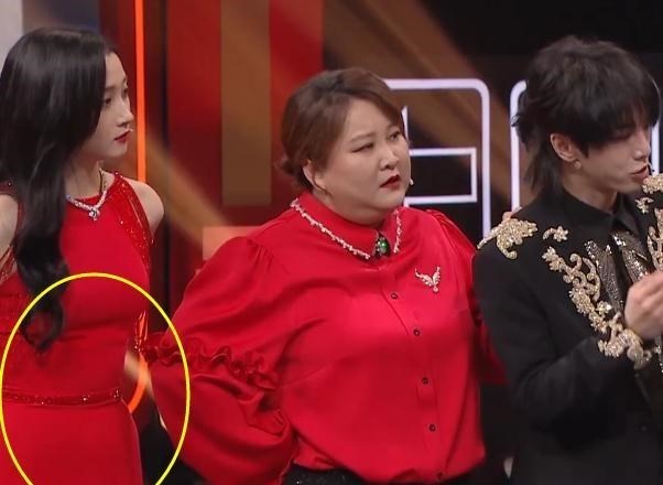 关晓彤|关晓彤藏不住了？节目上小心护小腹，当手拿开后，粉丝替小鹿开心