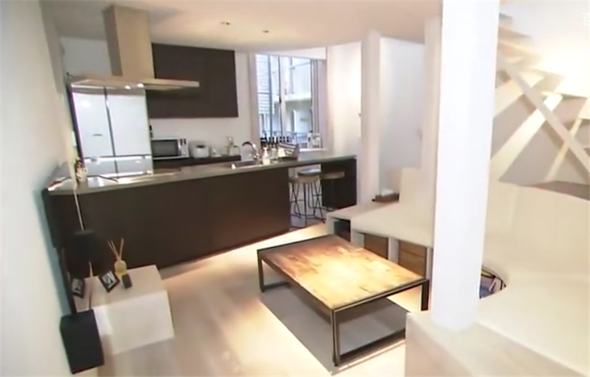 |日本小夫妻61㎡“菜刀房”,玄关不足一臂宽,浴室在3米深地下?